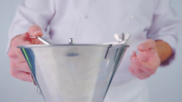 Cocinero Pastelero Haciendo Postre Salsa Bayas Rojas Vertiendo Sobre Fondo — Vídeos de Stock