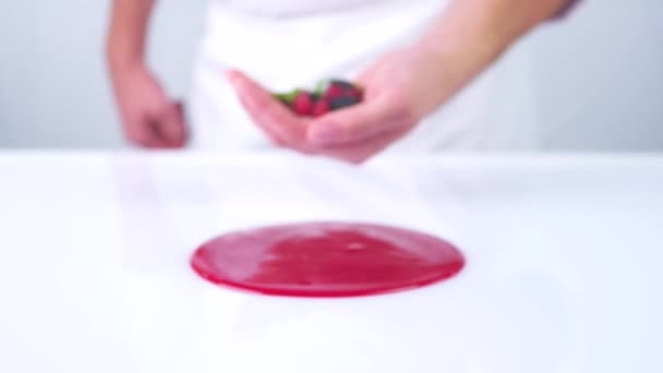 Die Beeren Fallen Von Der Hand Die Rote Soße Der — Stockvideo