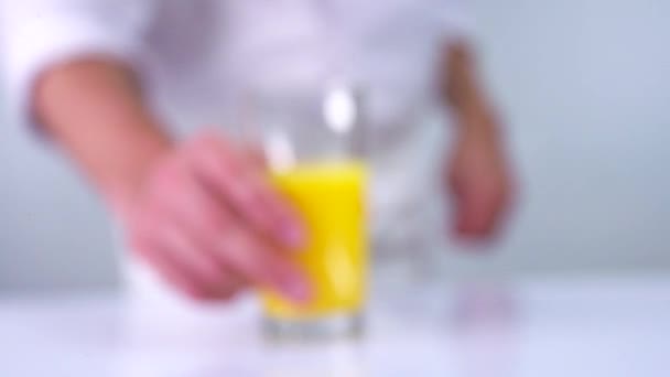 Pasticcere Versando Liquido Giallo Bicchiere Rallentatore Pasticcere Versando Liquido Sullo — Video Stock
