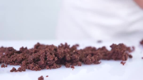 Bakverk Kock Kasta Choklad Chip Ett Vitt Bord Choklad Faller — Stockvideo