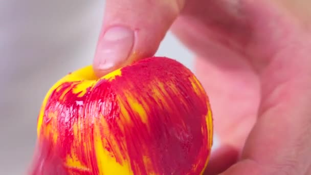 Konditor Bereitet Ein Fruchtdessert Die Hand Bemalt Einen Pfirsich Dessert — Stockvideo