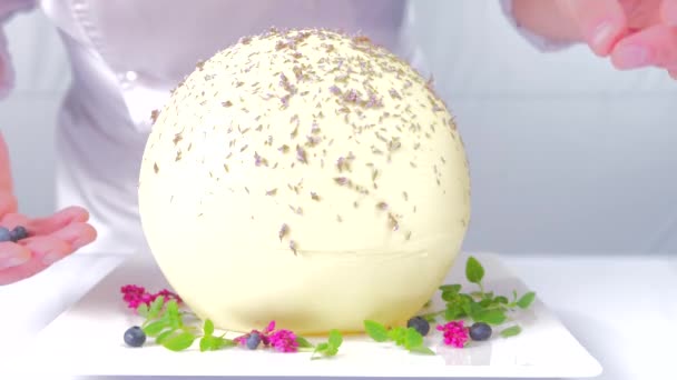 Cocinero Pastelero Haciendo Postre Gran Postre Redondo Hecho Chocolate Blanco — Vídeos de Stock