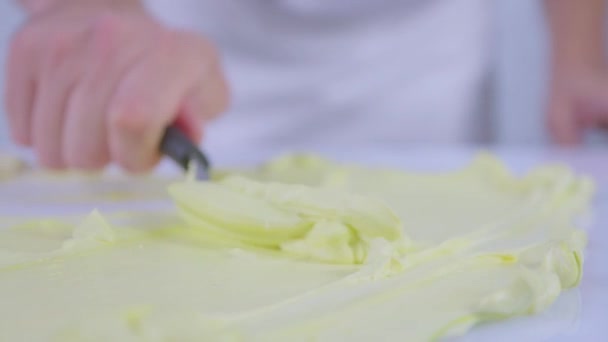 糕点厨师正在慢动作地做奶油奶酪 糖果店正在用新鲜罗勒煮奶油芝士 — 图库视频影像