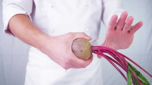 Руки Відривають Вихор Від Буряка Шеф Кухар Чистить Овочі Приготування — стокове відео