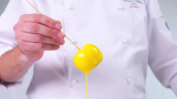 Postre Esmalte Amarillo Cocinero Pastelero Preparando Postre Proceso Hacer Postre — Vídeo de stock