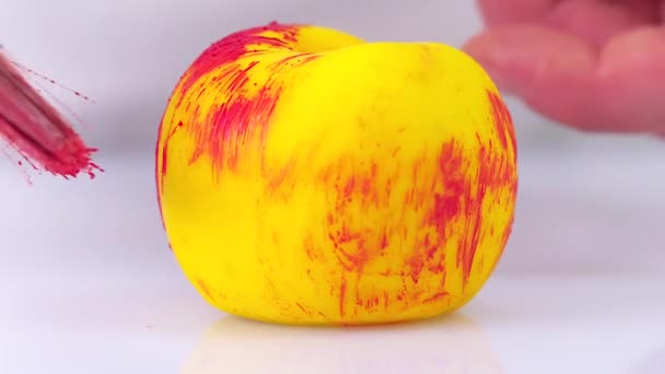 糕点厨师在准备水果甜点 手绘桃子 以桃子为形式的甜点 甜点制造商以水果的形式制作甜点 — 图库视频影像