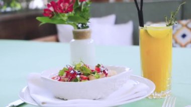Restoranda salata servisi. Deniz mahsullü salata. Lokantadaki masada yemek ve içki.. 