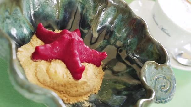 原汁原味的甜点红色的甜点 以海星形状出现的甜点 — 图库视频影像