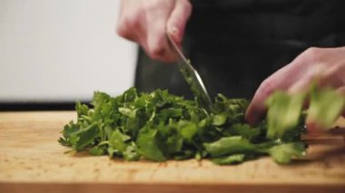 Yeşillik kesiyorum. Birisi maydanoz doğruyor. Şef kişniş doğruyor..