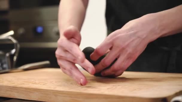 Aluatul Negru Dough Cerneală Cuttlefish Bucătarul Pregăteşte Aluatul Mâinile Frământând — Videoclip de stoc