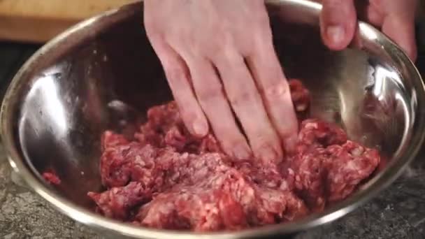 Beredning Malet Kött Någon Förbereder Malet Kött Chef Lagar Kött — Stockvideo