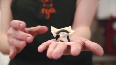 El yapımı börekler. Şef hamur köftesi yapıyor. Mantı pişiriyorum..