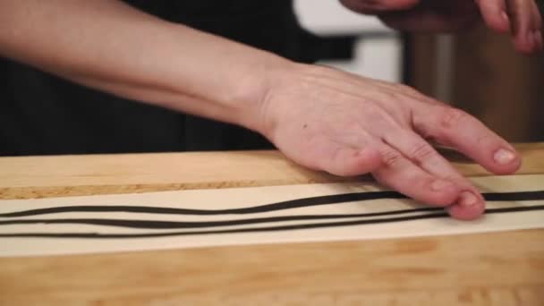 手工饺子 厨师在做饺子煮饺子 — 图库视频影像