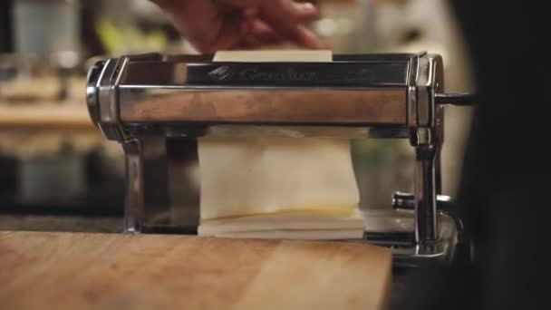 Dålig Rullning Kocken Rullar Stålarna Matlagningsdeg För Dumplings Någon Förbereder — Stockvideo