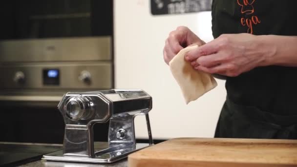 Dålig Rullning Kocken Rullar Stålarna Matlagningsdeg För Dumplings Någon Förbereder — Stockvideo