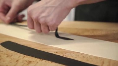 El yapımı börekler. Şef hamur köftesi yapıyor. Mantı pişiriyorum..