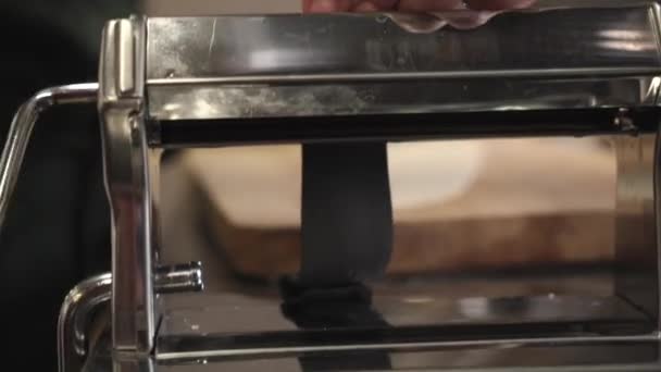 Hamur Yuvarlanıyor Şef Hamuru Yuvarlıyor Hamur Köftesi Için Hamur Pişirmek — Stok video