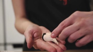 El yapımı börekler. Şef etli hamur köftesi pişiriyor. Hamur tatlısı yapma süreci.