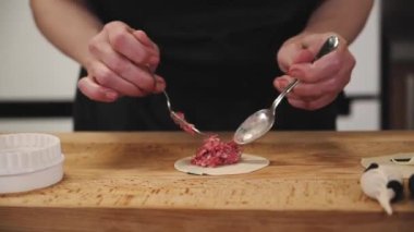 El yapımı börekler. Şef etli hamur köftesi pişiriyor. Hamur tatlısı yapma süreci.