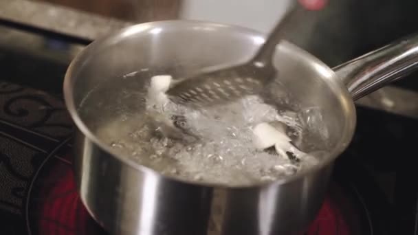 饺子煮沸了 手工饺子 厨师用肉烹调饺子 饺子的制作过程 — 图库视频影像