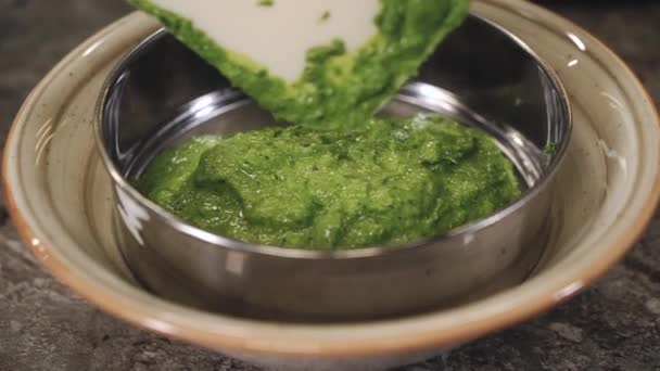 Σεφ Μαγειρεύει Πράσινη Σάλτσα Μαγειρική Σάλτσα Για Ένα Πιάτο Κρέας — Αρχείο Βίντεο