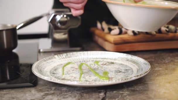 Chef Mettant Sauce Verte Sur Une Assiette Cuisine Plat Sauce — Video