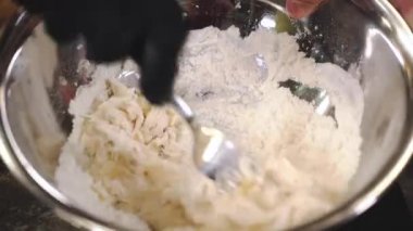 Mangırı şef yapıyor. Mangırı hazırlıyorum. Hamur köftesi için gübre..