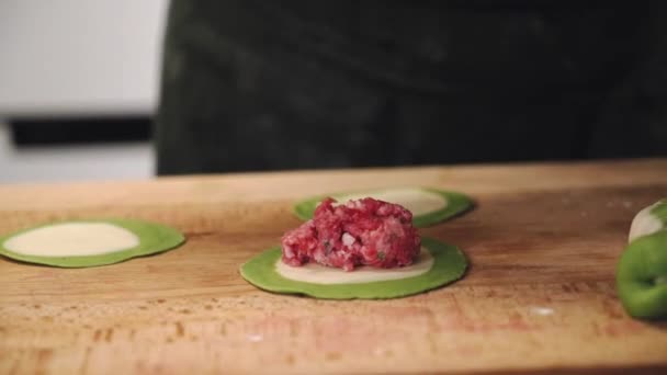 Handgemaakte Knoedels Chef Koken Dumplings Met Vlees Het Proces Van — Stockvideo