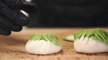 Şef etle gyoza pişiriyor. El yapımı börekler. Hamur tatlısı yapma süreci. 