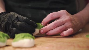 Şef etle gyoza pişiriyor. El yapımı börekler. Hamur tatlısı yapma süreci. 