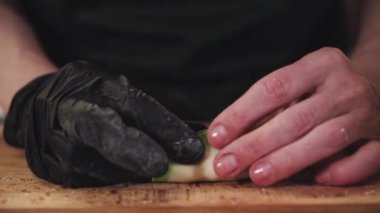 Şef etle gyoza pişiriyor. El yapımı börekler. Hamur tatlısı yapma süreci. 