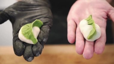 Şef etle gyoza pişiriyor. El yapımı börekler. Hamur tatlısı yapma süreci. 