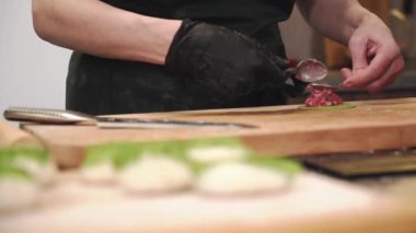 Şef etle gyoza pişiriyor. El yapımı börekler. Hamur tatlısı yapma süreci. 