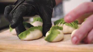Şef etle gyoza pişiriyor. El yapımı börekler. Hamur tatlısı yapma süreci. 
