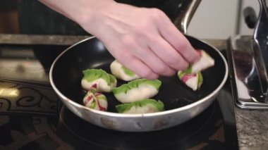 Şef etle gyoza pişiriyor. El yapımı börekler. Hamur tatlısı yapma süreci. 