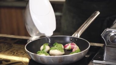 Şef etle gyoza pişiriyor. El yapımı börekler. Hamur tatlısı yapma süreci. 