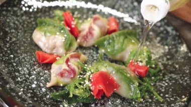 Şef etle gyoza pişiriyor. El yapımı börekler. Hamur tatlısı yapma süreci. 