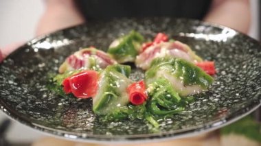 El yapımı börekler. Yazarın böreğinin güzel bir sunumu. Şef gyoza pişirdi. Ot ve sosla birlikte hazır et..