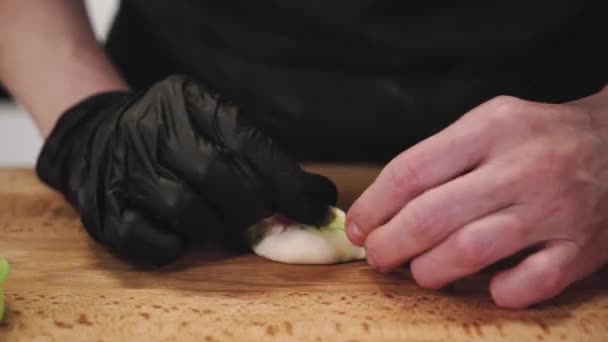 Chef Matlagning Gyoza Med Kött Handgjorda Dumplings Processen För Att — Stockvideo