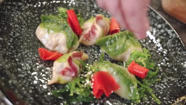 Chef Gyoza Koken Met Vlees Handgemaakte Knoedels Het Proces Van — Stockvideo