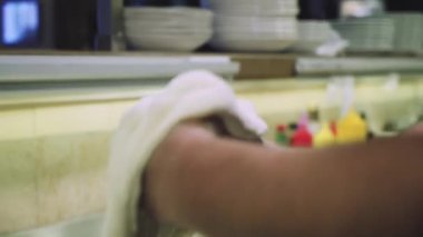 Şef pizza hamuru yapıyor. Eller ve hamur. Pizza hamuru pişiriyorum. Şef pizza için hamur hazırlıyor..