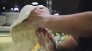 Şef pizza hamuru yapıyor. Eller ve hamur. Pizza hamuru pişiriyorum. Şef pizza için hamur hazırlıyor..