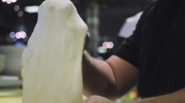 Şef pizza hamuru yapıyor. Eller ve hamur. Pizza hamuru pişiriyorum. Şef pizza için hamur hazırlıyor..