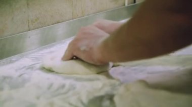 Şef pizza hamuru yapıyor. Eller ve hamur. Pizza hamuru pişiriyorum. Şef pizza için hamur hazırlıyor..