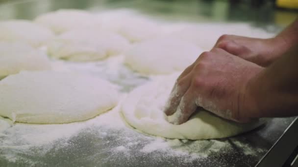 Şef Pizza Hamuru Yapıyor Eller Hamur Pizza Hamuru Pişiriyorum Şef — Stok video
