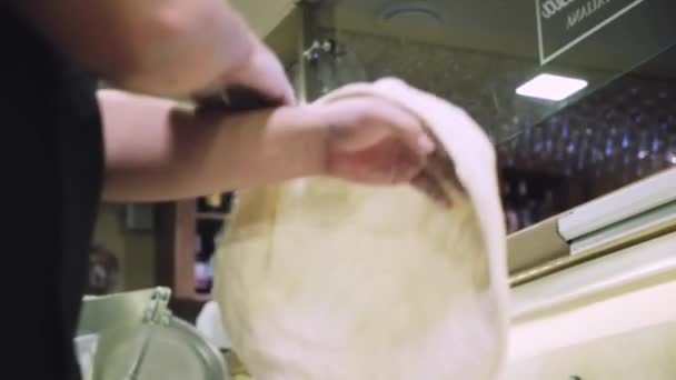 厨师在做披萨面团 手和面团做披萨面团厨师在为披萨准备面团 — 图库视频影像