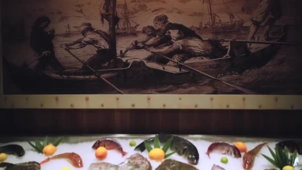 Świeże Ryby Leżące Lodzie Targ Rybny Restauracja Rybna Surowe Owoce — Wideo stockowe