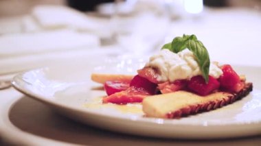 Stracciatella ve sebzeli ahtapot. Ahtapot yemeği. Restoranda yemek servisi. Masada yemek hazır..