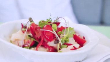 Deniz mahsullü salata, domates ve otlar. Karides ve sebzeli salata. Restoranda yemek servisi. Masada yemek hazır..