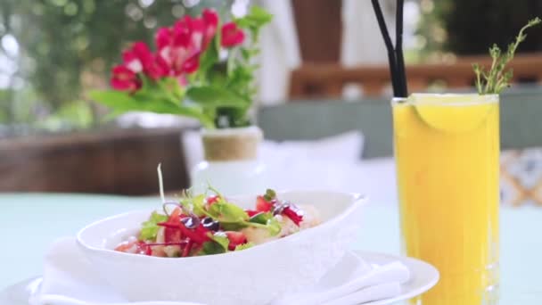 Ensalada Con Mariscos Cóctel Ensalada Con Camarones Verduras Sirve Plato — Vídeos de Stock